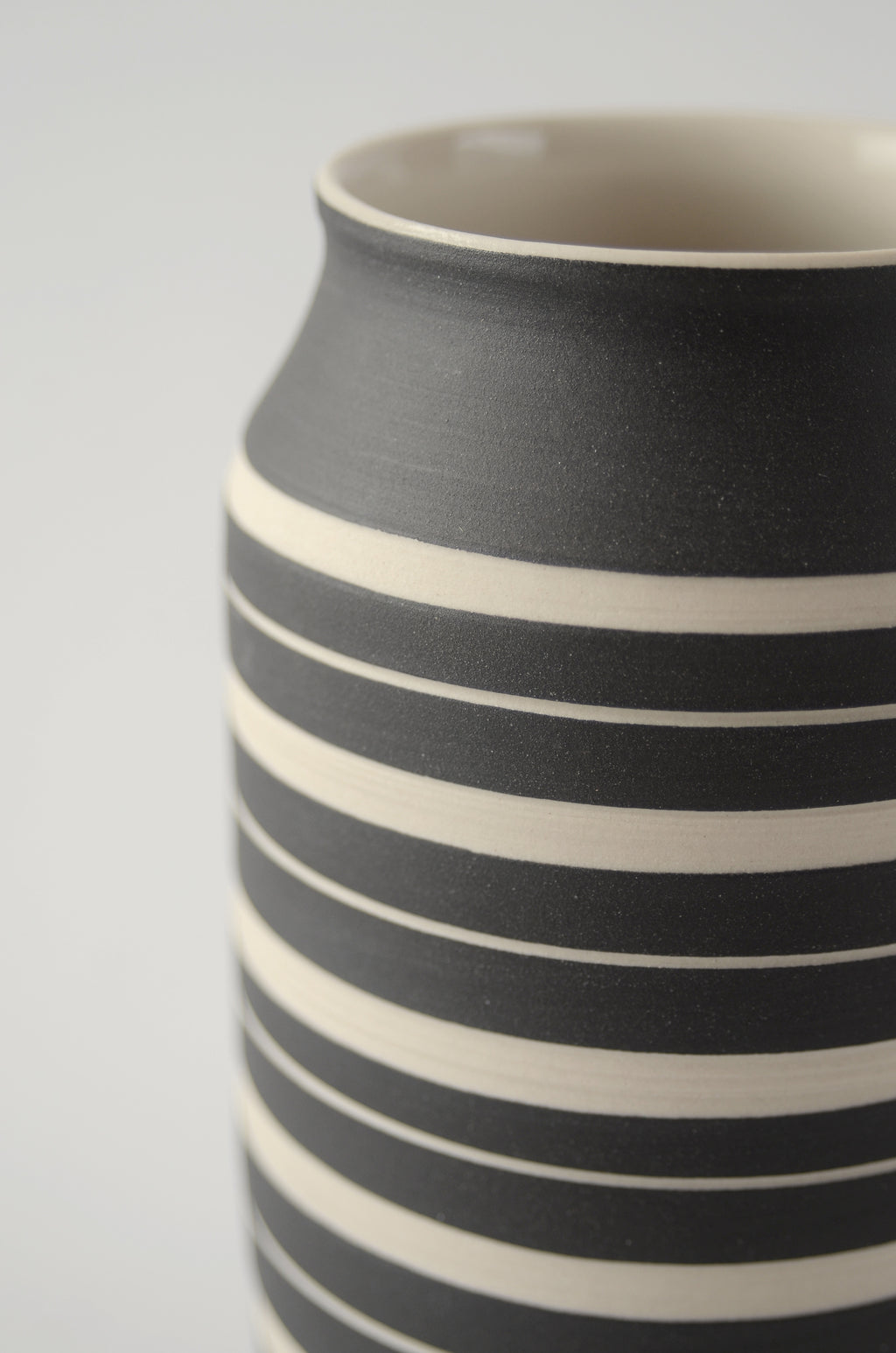 Sculpture by Dana Bechert titled "Bold Linear Vase" - 3.