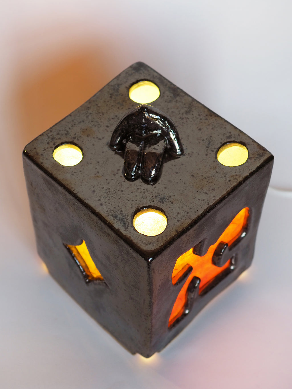 Sculpture by Jocelyn Tsaih titled "Facet Lamp" - 4.