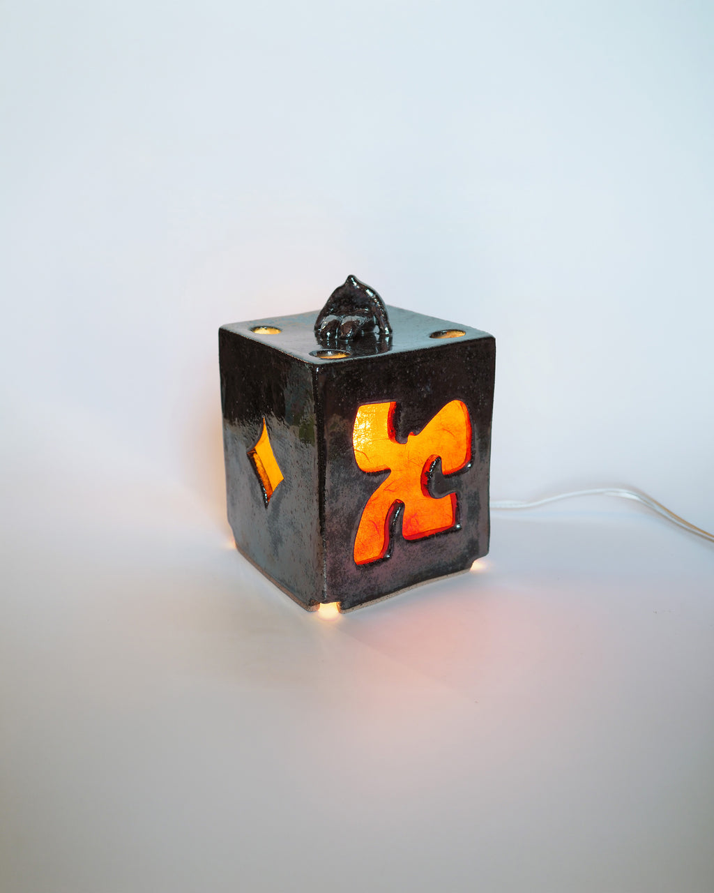 Sculpture by Jocelyn Tsaih titled "Facet Lamp" - 1.