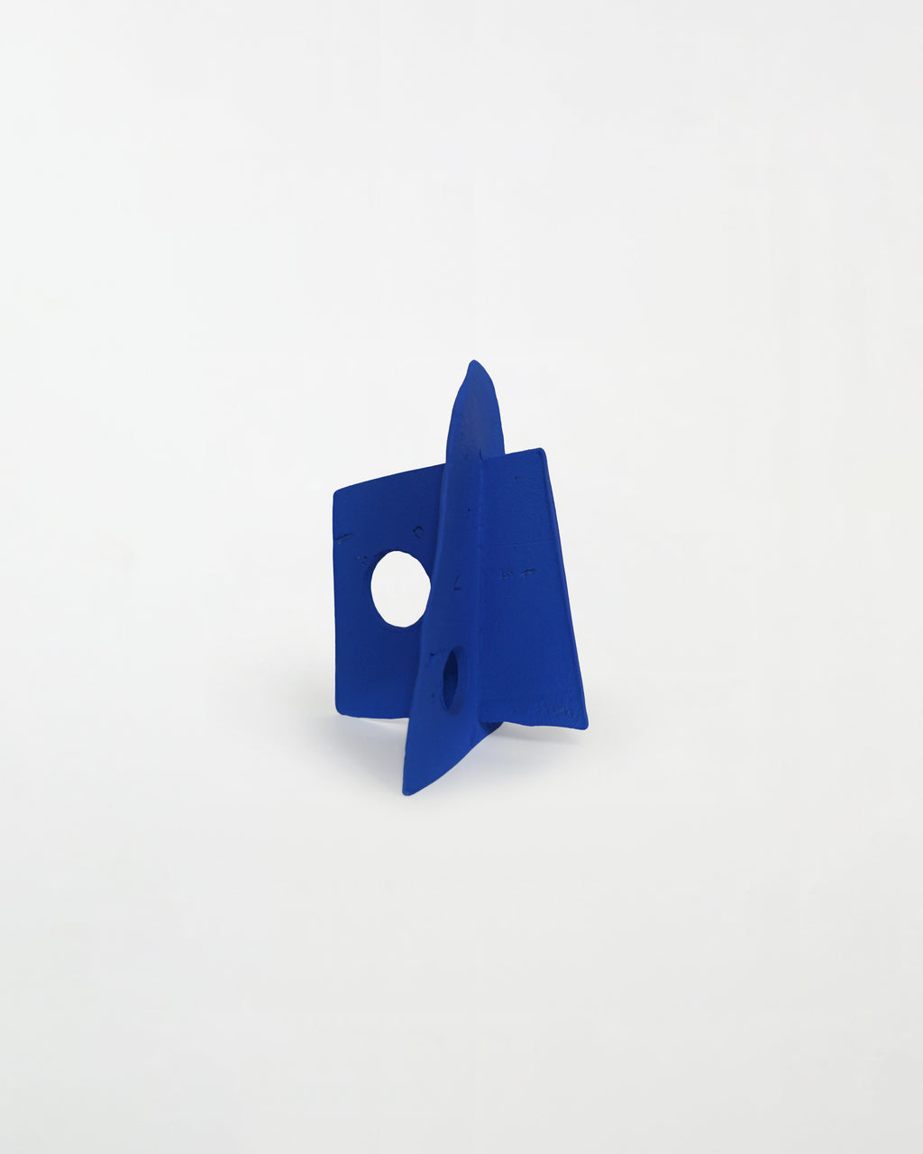 Sculpture by Fitzhugh Karol titled "Blue Lean III" - 1.