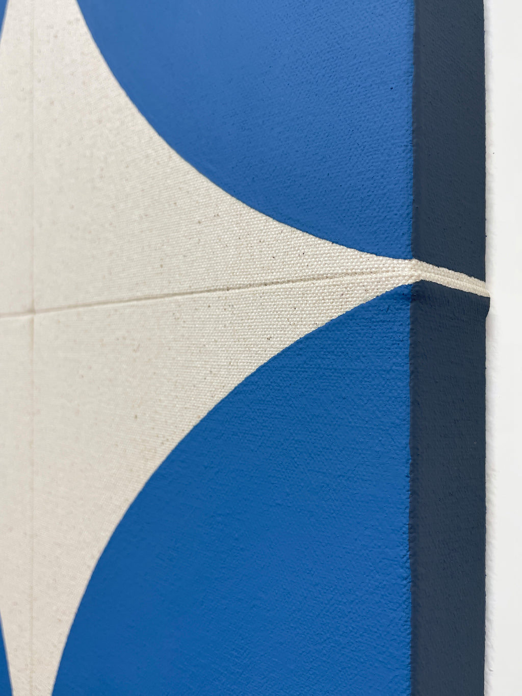 Painting by Hyun Jung Ahn titled "Petit Shining Compass Sapphire Blue" - 3.